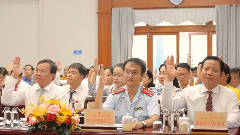 Dai bieu Hoi dong nhan dan tinh Tay Ninh khoa XI bieu quyet