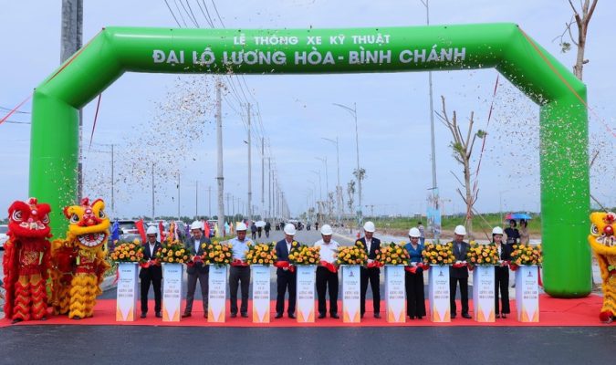 Le thong xe Dai lo Luong Hoa binh chanh