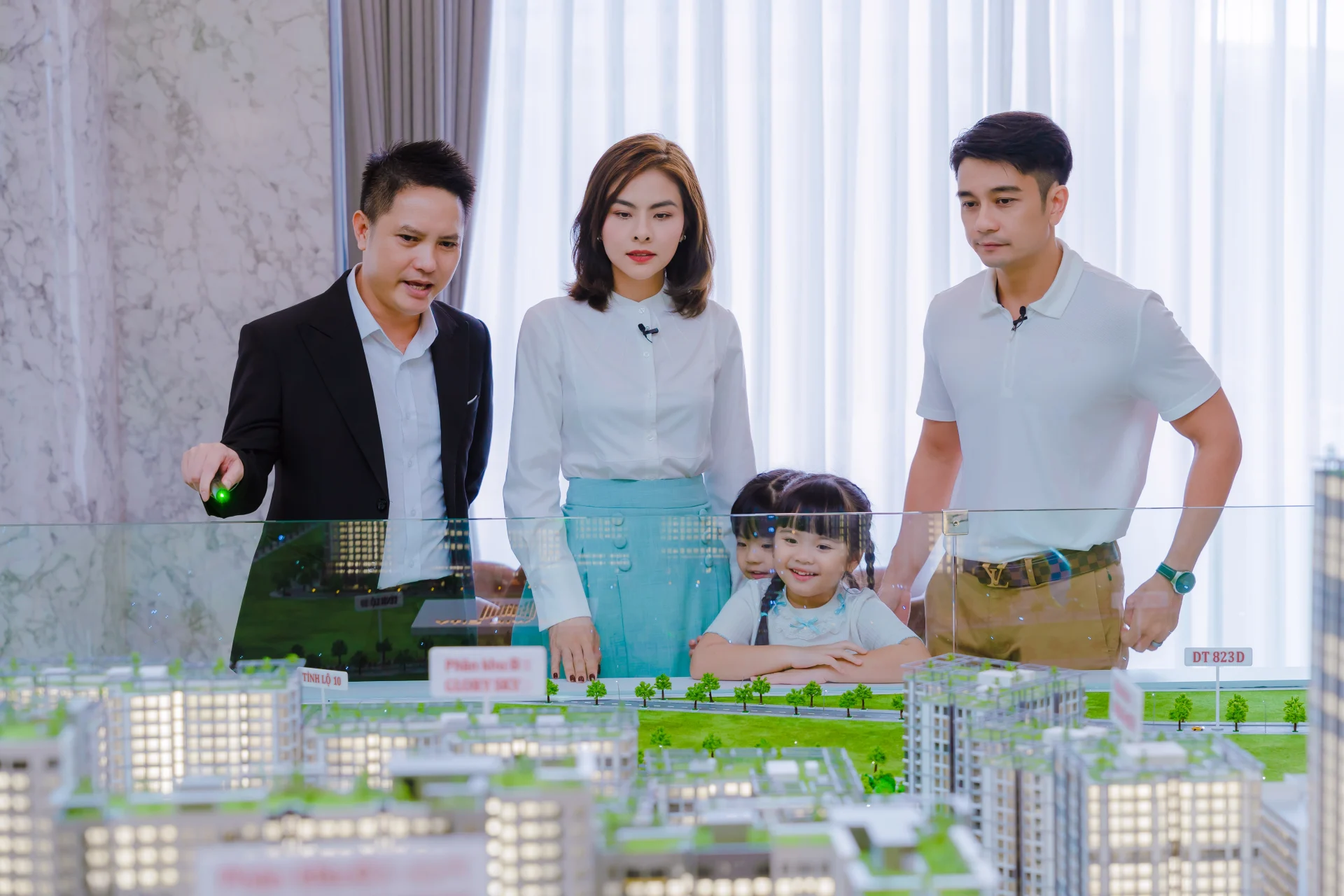 gia dinh dien vien Van Trang den tham quan The Win City